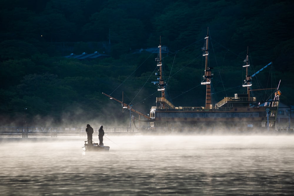 5月だというのに朝の気温は3℃。朝モヤが立ち込める幻想的な湖に、期待と不安が交錯する