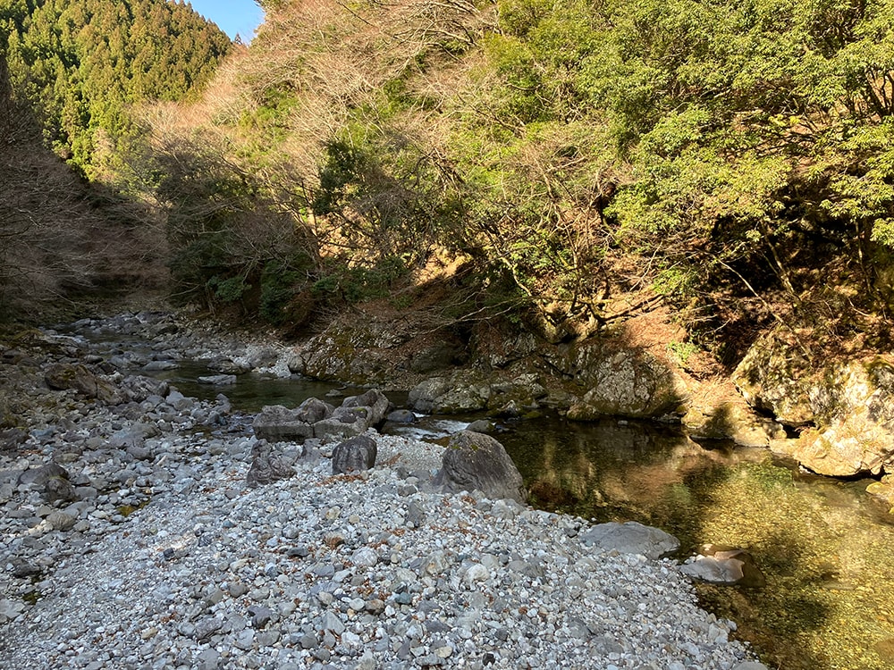 この辺りは舟ノ川で一番釣り人の多い場所ですが、幸い今日は一人もいません。