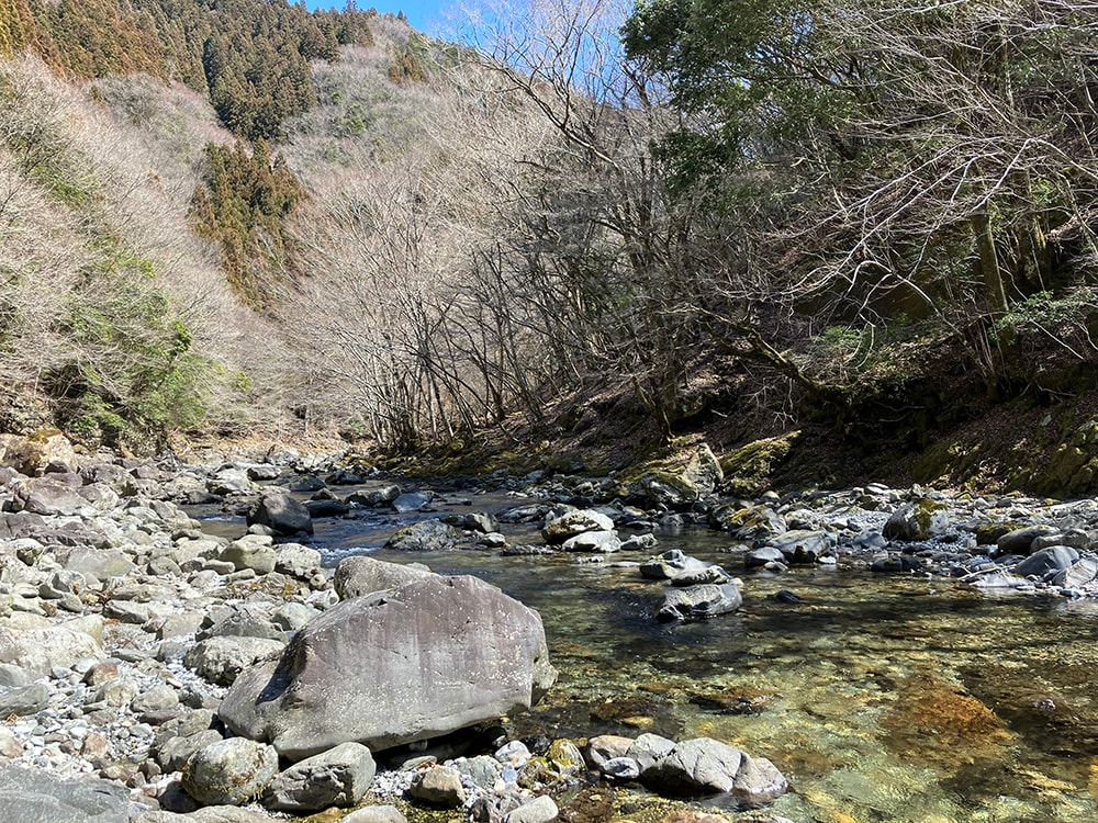 アタリが少ないので午後からハリを変えてみました。エサのキンパクが小ぶりなのでそれに合わせて5号から4号に。その効果かどうかはわかりませんが少しアタリが出始めたような・・・。やっぱり基本は大事かと