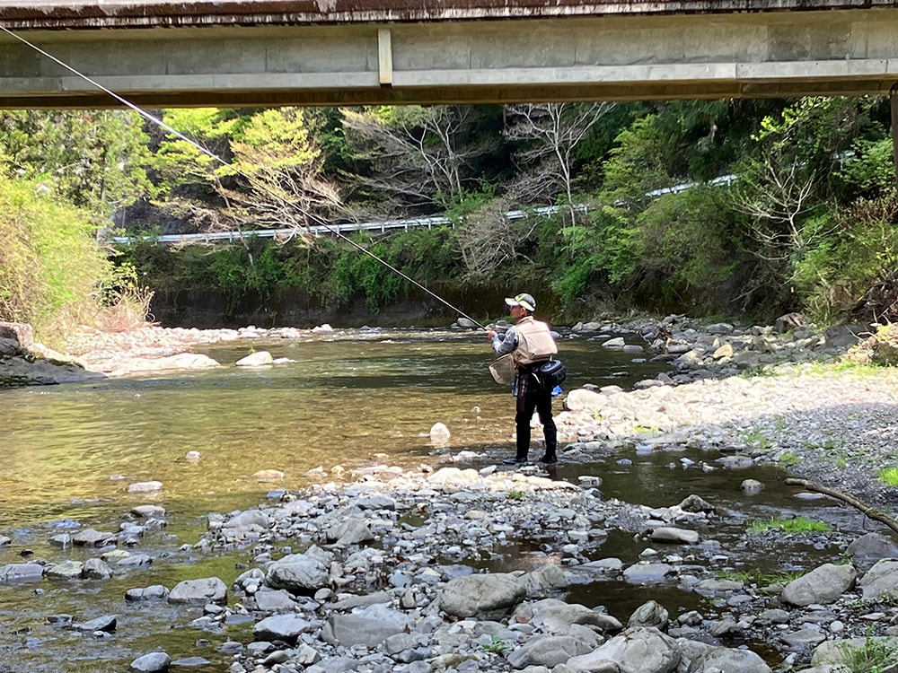 背中の写真ばかりになるので下流に回ってパチリ。