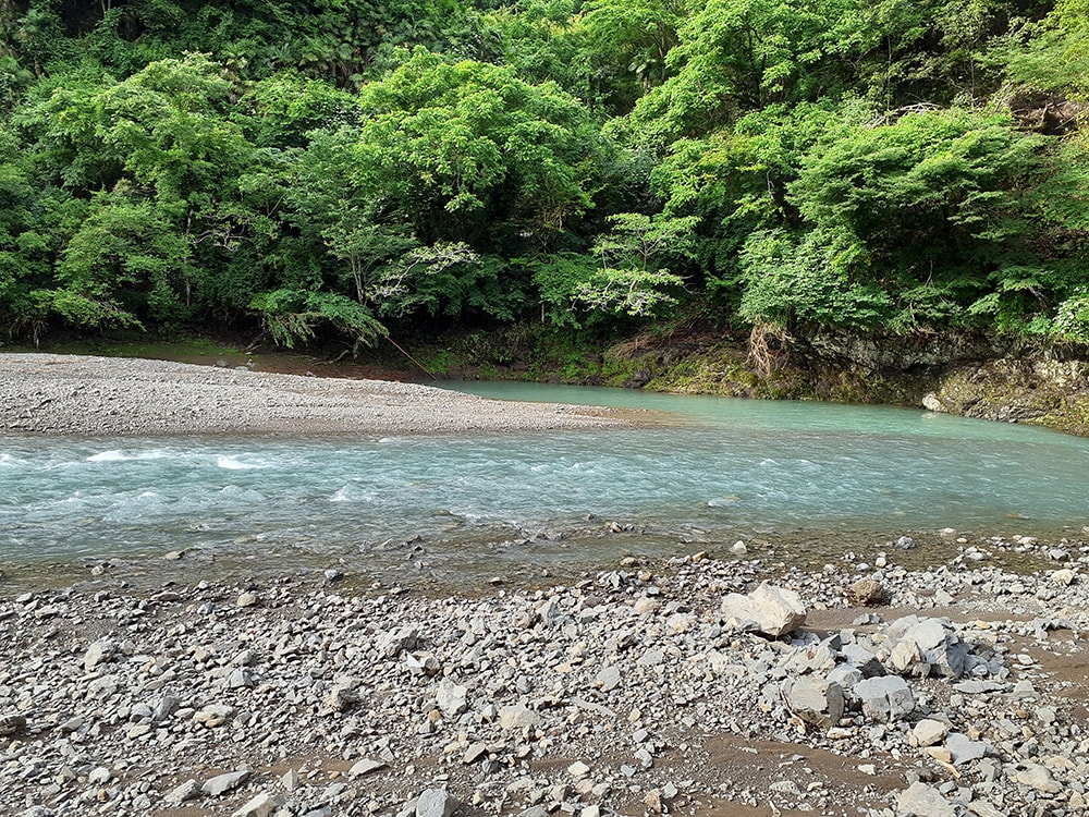 で最初に入った場所は…やっぱりまだ水が高いし、川の形が変わっています。