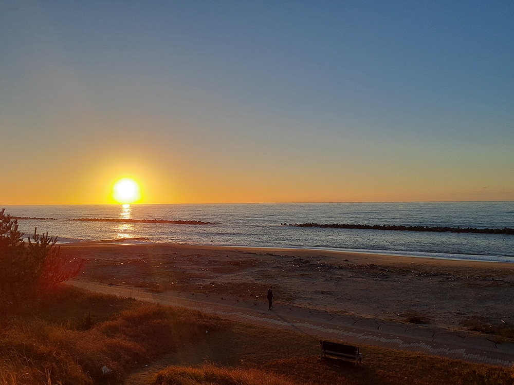 瀬波海岸の夕日は、とても美しいことで有名です。天気に恵まれ綺麗な夕日を堪能できてラッキー！