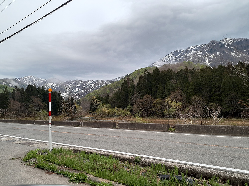 上流へ向かう途中からみた荒島岳。