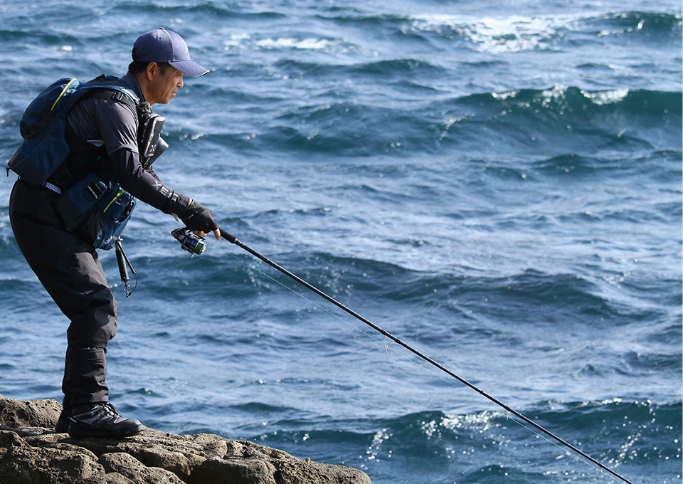 ヒラスズキ＆青物磯の2大人気魚攻略のカギはコンパクトでタフなプラグとリールにあり！ | SHIMANO シマノ