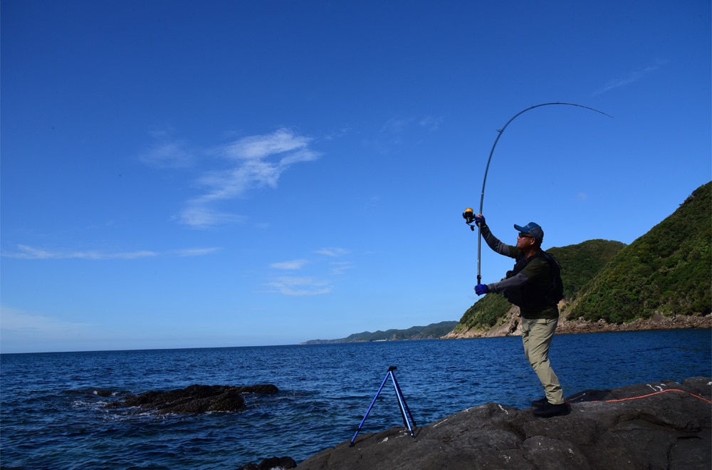 投げ釣りのメリットは沖を広く狙えること。80m沖にロックオン！