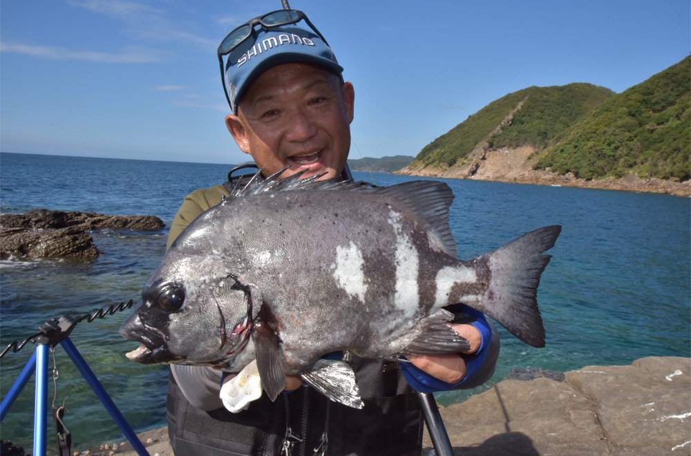 初めて投げ釣りで狙って釣った1匹目のイシダイ。日置さん自身のスタイルが通用することを証明できた1匹でも ある。うれしさも格別。