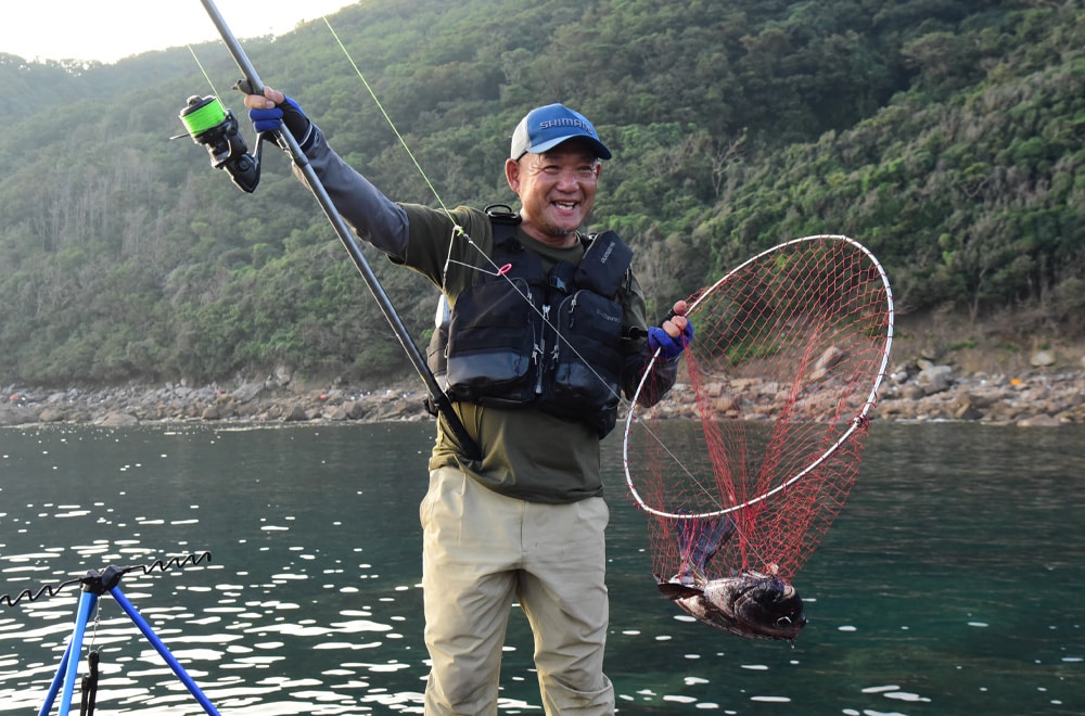 玉網に収まったのは60cmオーバー！　ハリも口の横を貫いていた。すべてがイメージどおりの完璧な1匹にこの笑顔。