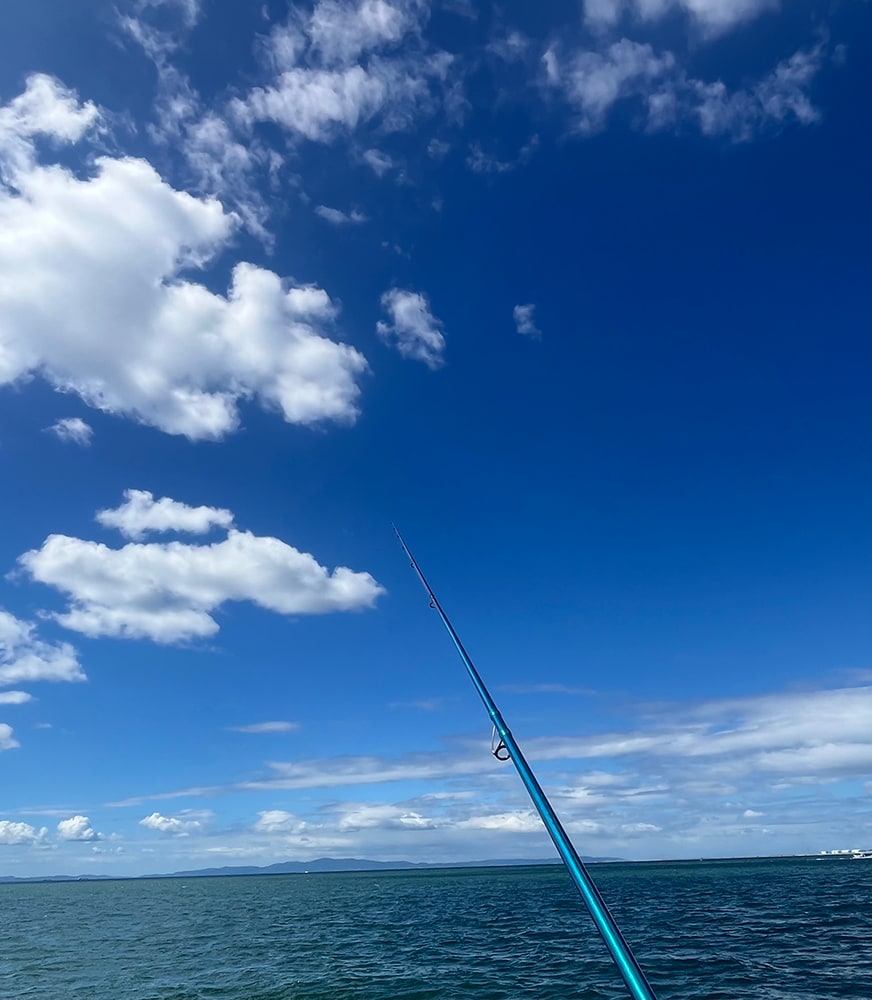 ファーストキャストは1匹でしたが、海底にシロギスが居るのを確認出来たところで、次投は、少し左手の淡路島向け100ｍ付近にキャスト。ゆっくりと底を探ります。