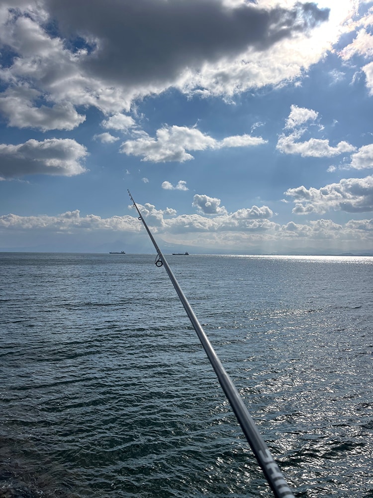 釣り始めてしばらくした頃から時折、青空が顔をみせてくれるようになりました。