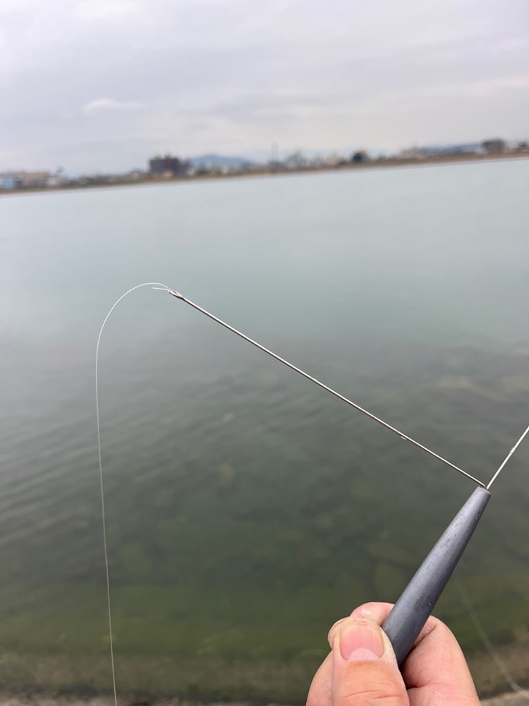 置き竿釣りでのアタリの待ち方ですが、投げ釣りでの大物釣りでは、遊動天秤を使用する方が、ターゲットフィッシュが違和感無くエサを吸い込むので、喰い込みも良くなるというのが一般的な考え方です。 置き竿釣りでのアタリの待ち方ですが、投げ釣りでの大物釣りでは、遊動天秤を使用する方が、ターゲットフィッシュが違和感無くエサを吸い込むので、喰い込みも良くなるというのが一般的な考え方です。