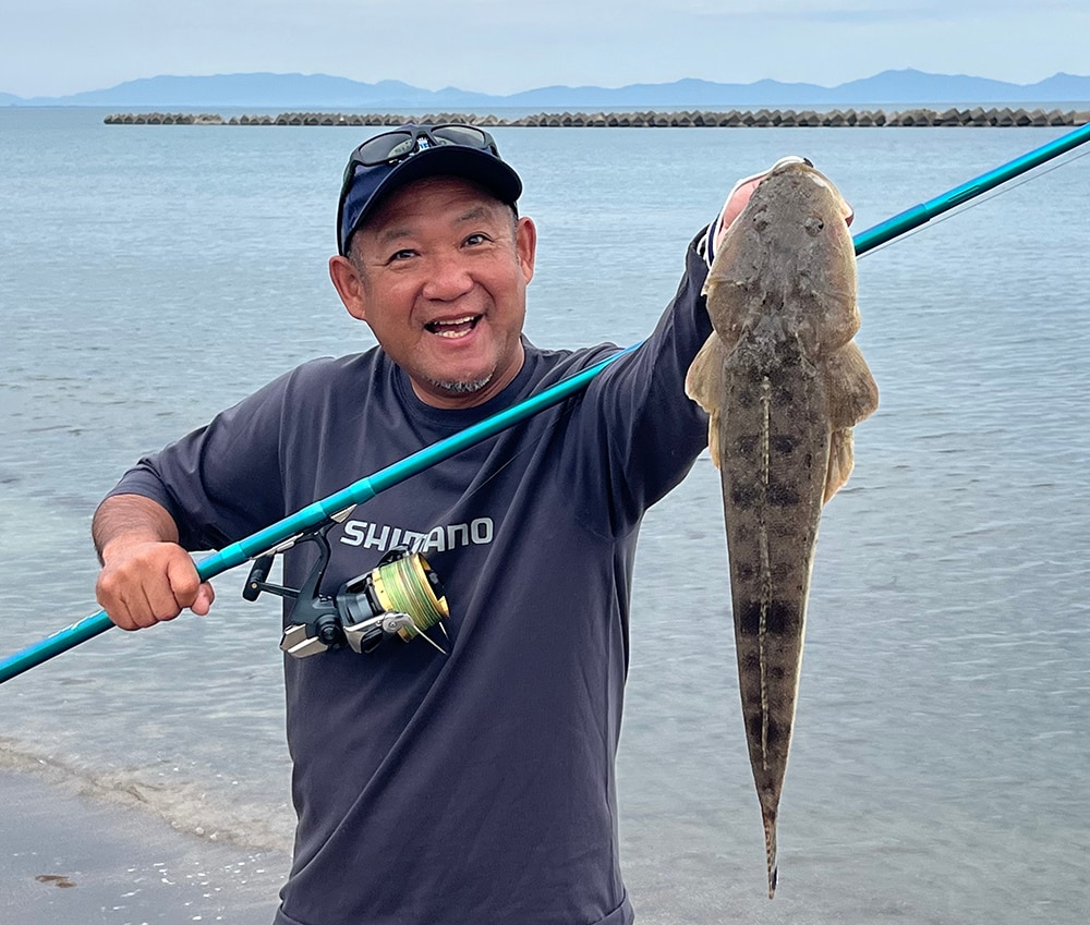そこから反撃が数回ありましたが、何とか浜に引きずり上げたのは、55センチのマゴチ!! そこから反撃が数回ありましたが、何とか浜に引きずり上げたのは、55センチのマゴチ!!