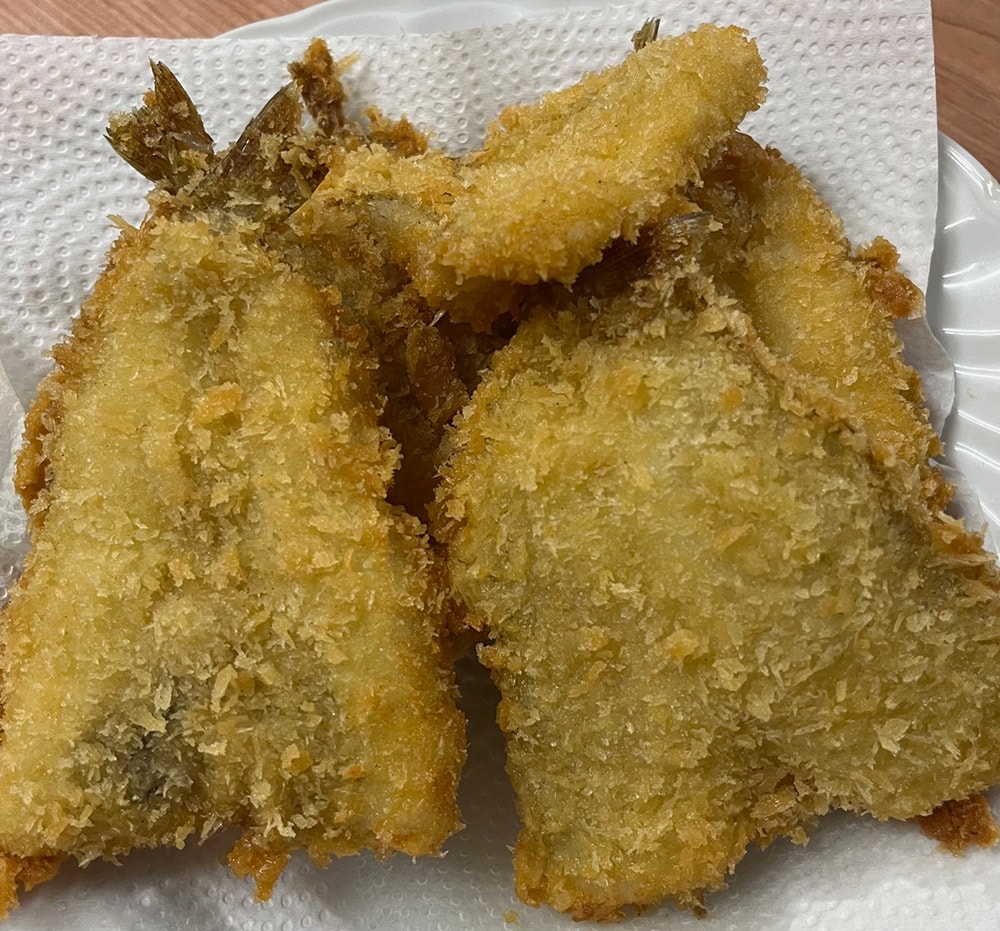 そして、この日釣り上げたシロギスは、地元の知り合いのお店でフライにして頂き、ポン酢でさっぱりと頂きました。 そして、この日釣り上げたシロギスは、地元の知り合いのお店でフライにして頂き、ポン酢でさっぱりと頂きました。