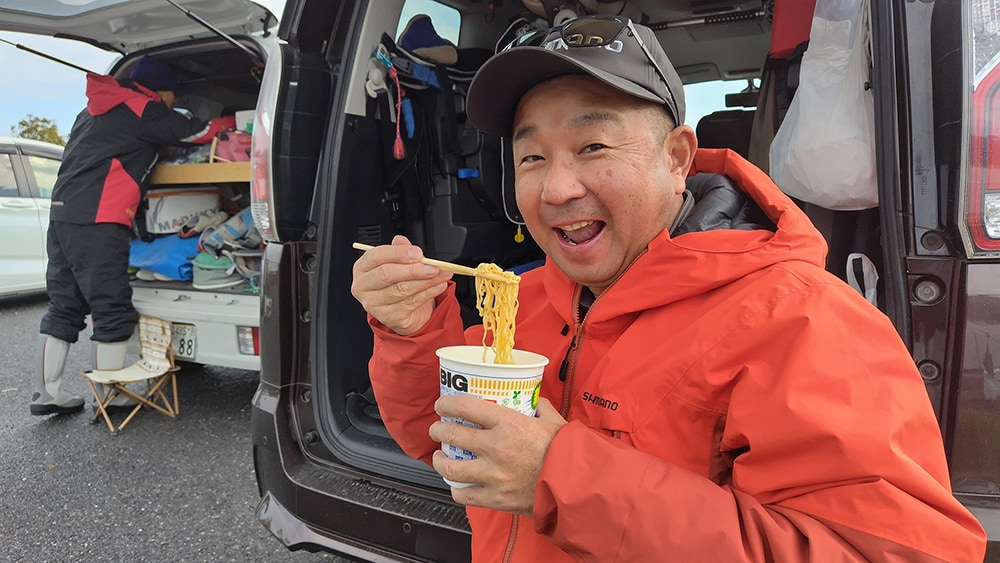 釣り場で食べるカップ麺は、最高に美味しいのです。