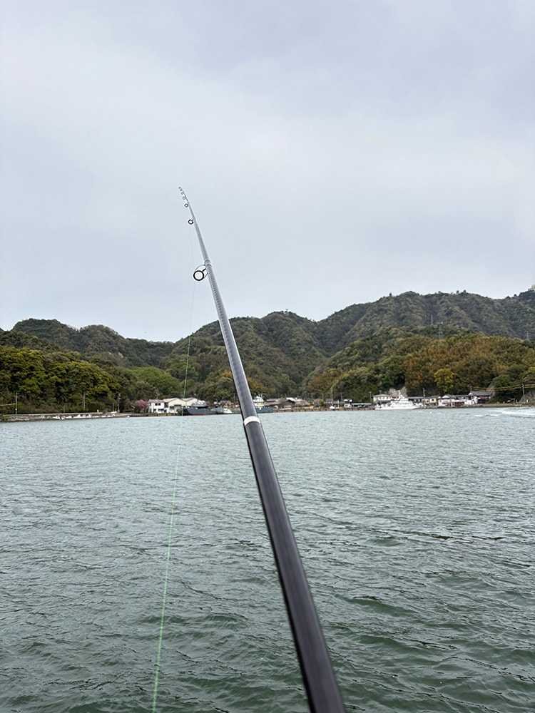仕切り直して、やや遠めにキャスト。6色（約150メートル）付近から、ゆっくりとシロギスに対してアプローチします。