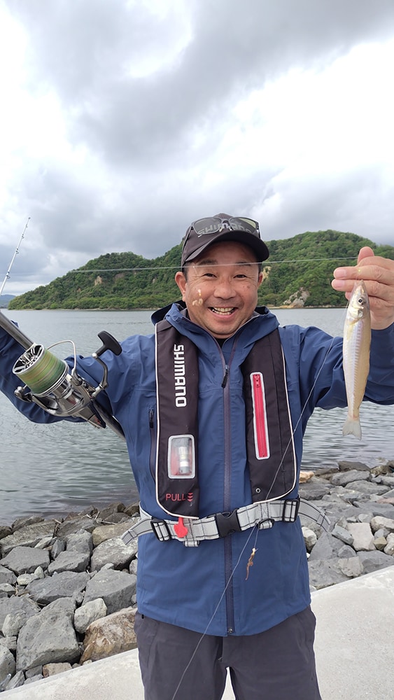 「グッーイン！グッゥー」という感じで、スピンパワー425BXの竿先を引き込みました。