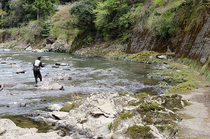 吊り橋上流の流れ込みから続く瀬。短い線を数多く流し、広い面を攻める。