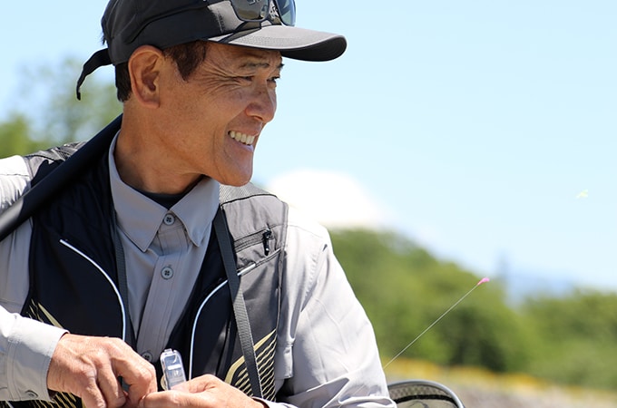 渓流釣りのマルチアングラー・井上聡さん。初夏からは本流での釣りがメインとなる。