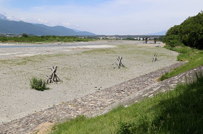 武田信玄が治水のために築いた信玄堤。町を水害から守るため、川の流れそのものを変えてしまったのだとか。