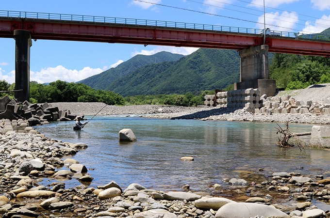 梓川橋下流のポイント。前日から水位が落ち、かなり釣りやすくなっていた。