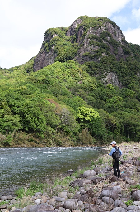 大仁のシンボルである城山をバックに竿を振る。城山はロッククライミングの聖地として知られる岩山だ。