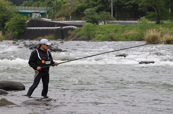 朝一番に竿を出したのは神島橋下流の瀬。直前まで降っていた雨のせいか濁りが入っていた。