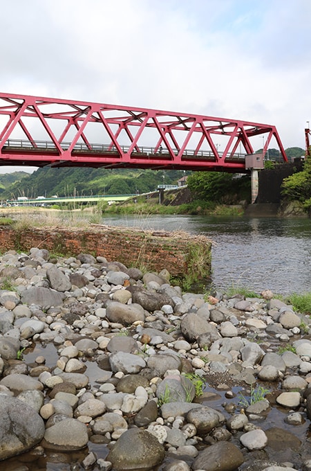 下田街道の要衝であった大仁。この一帯は1958年の狩野川台風で大きな被害を受けたエリア。河原には増水で崩壊した三代目大仁橋の橋脚が残されている。