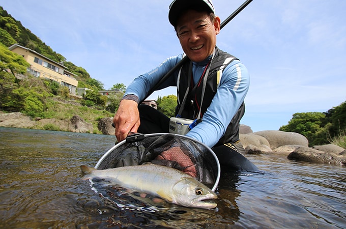 27cmの玉枠から楽にはみ出る良型。体高のある肉感的な魚体が狩野川の豊かさを物語っている。これが分布域東端の本流アマゴだ。