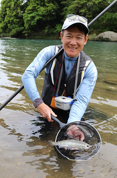 控えめなサイズではあるが重みのある1尾。今回の釣行も笑顔で終えることができた。