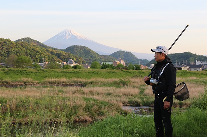 ひと晩休んで気分一新。朝日を浴びた富士山をバックに、いざ入川！