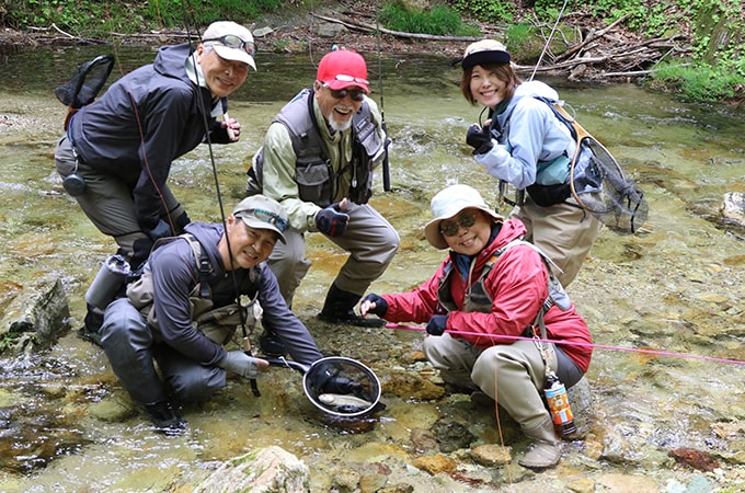 日本古来の伝統釣法であるテンカラ。テンカラの楽しさを知ってもらうため、各地で講習会が開催されています。