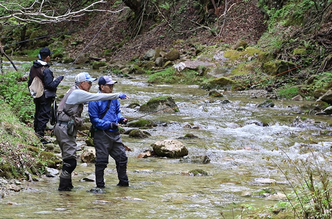 竿抜けポイントをどう見つけるか。魚を警戒させない立ち位置の取り方はどこか。経験者はよりハイレベルのアドバイスを受けられます。