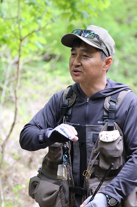 もうひとりの講師が大沢健治さん。毛バリ製作のかたわら、講習会を通したテンカラの普及にも積極的に取り組む若手のエースです。