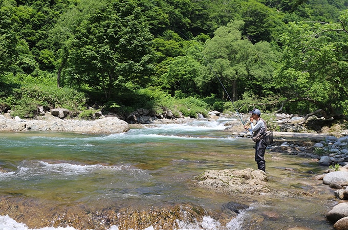広い岩盤エリアの流れ込みでアタリ。これまでにない重々しい引き。大きそうだ。