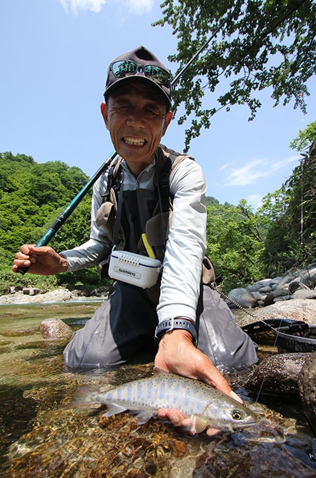 取り込んだのは9寸ちょっと。いわゆる“泣き尺サイズ”だ。「いやぁ、パッと見では尺あるかなぁと思ったんですが……。今日はこのサイズで勘弁してください（笑）」