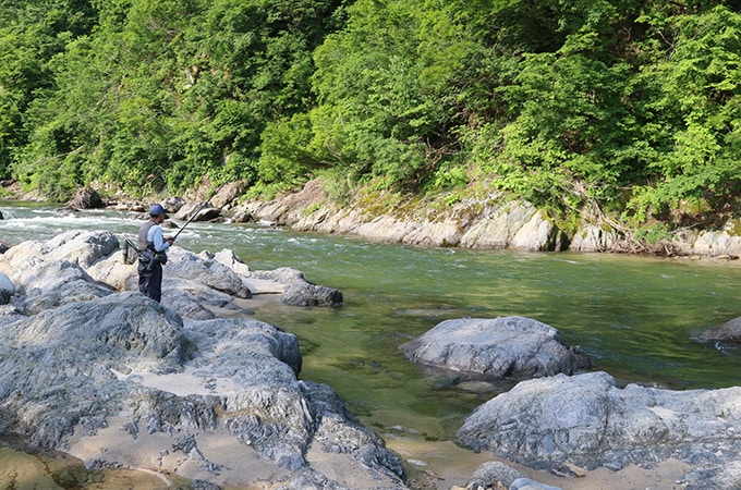 大石が転がる渓流相あり、岩盤エリアありと、変化に富んだ荒川の川相。上流域でもかなりの川幅があるが、今回はあえて6.1mの小継竿で遊んでみた。