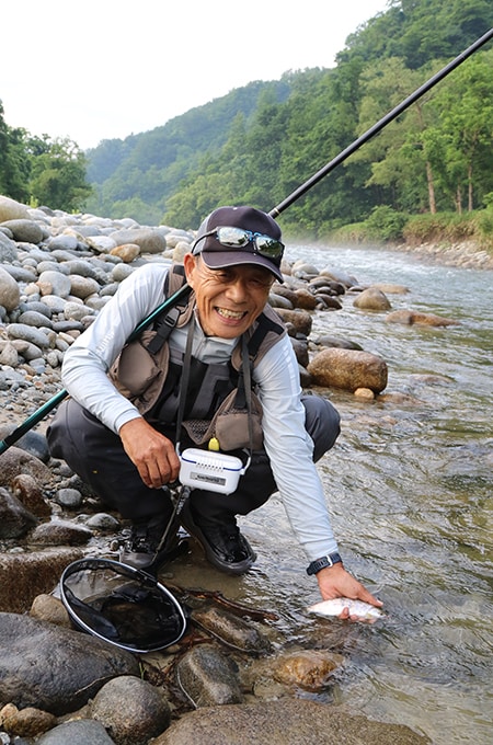 竿出しから間もなく可愛いヤマメが喰ってきた。狙いとするサイズにはほど遠いが、滑り出しとしては順調だ。
