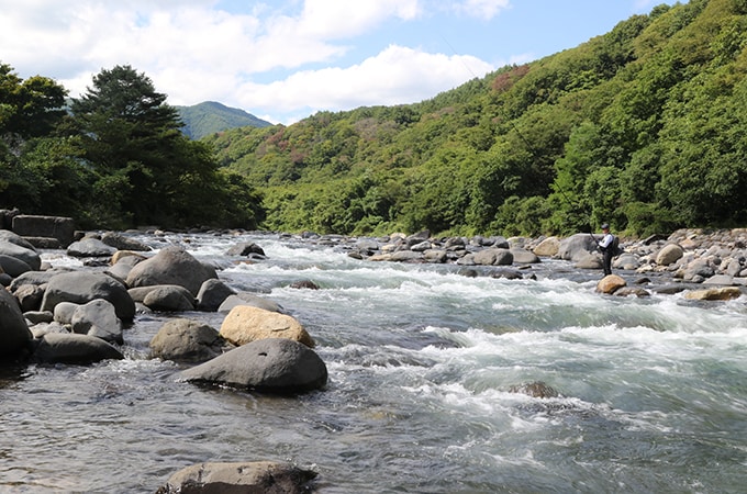 今回選んだフィールドは木曽川水系。支流でも本流竿を楽に振れる場所がいたる所にある。
