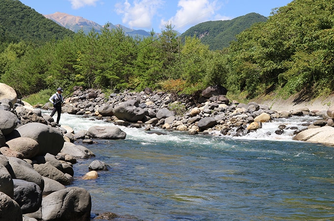 木曽のシンボル・御嶽山をバックに竿を振る。この直後、この日のクライマックスが訪れる。