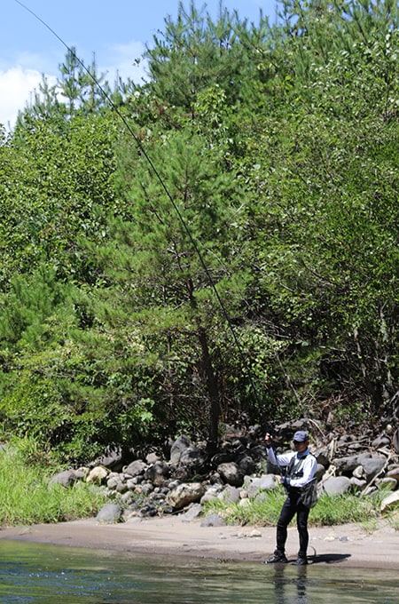 スーパーゲームベイシスの研ぎ澄まされたブランクスがアマゴのアタリをとらえた。鋭くも重厚な引き。大きそうだ。