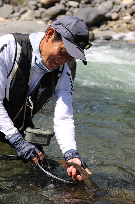 楽しませてくれた魚をそっと流れへ戻す。木曽谷の豊かな自然をいつまでも……。