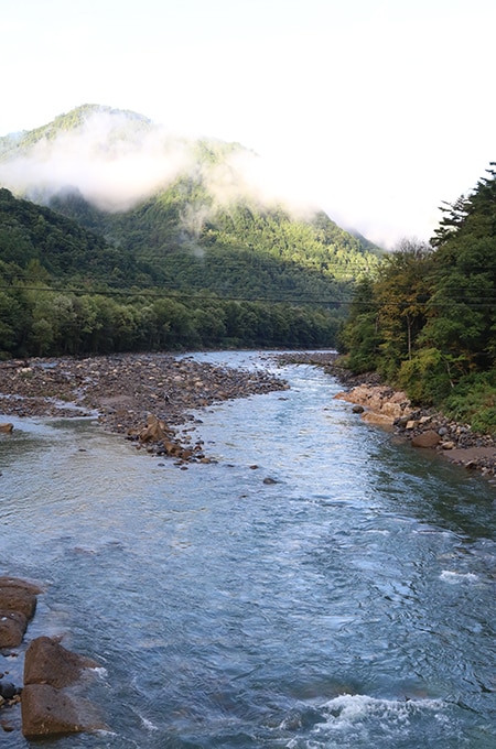 台風一過。気になっていた濁りも取れ、どうにか釣りはできそうだ。朝一番は王滝川の本流で竿を出すことにした。