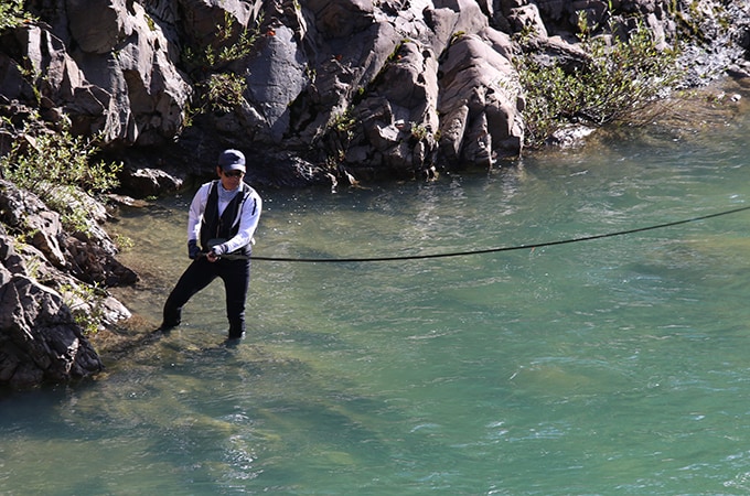ダム上のポイントを数カ所攻めてみたがアマゴの反応は今ひとつ。ここで王滝川の本流を見切り、支流へ移動することにした。