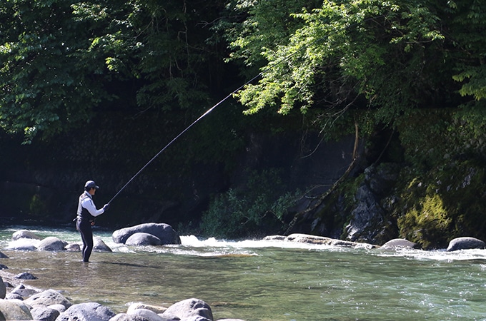 前日は濁流が渦巻いていた支流もすっかり回復していた。深みから瀬肩に差し掛かったところで目印が生き生きと弾けた。