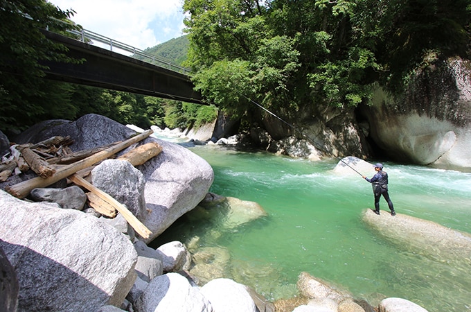 車で行ける最上流のポイント。水力発電所からの水で一気に水量が増し、大きな淵が形成されている。