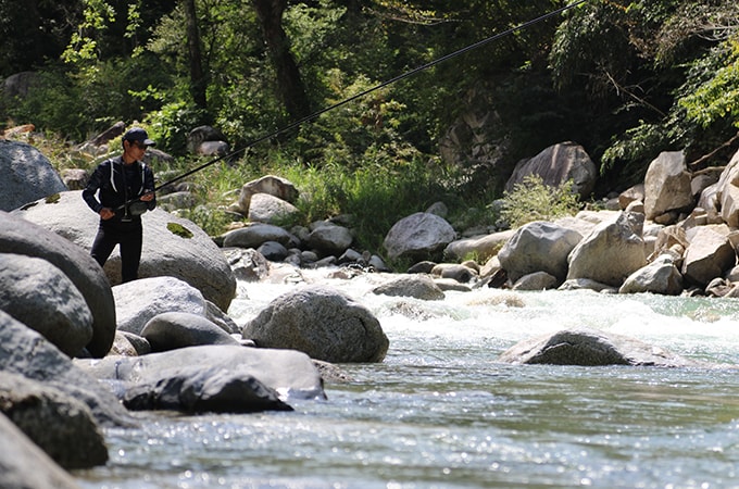 かねてより井上さんが目を付けていたフィールドが伊奈川。川幅こそ狭いが、水量があって立ち込めない場所も多く、小継竿では攻めにくい。