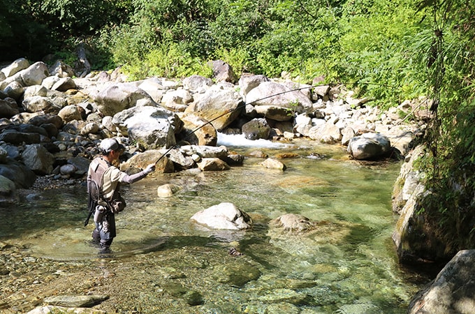 水温が上がってきたところでドライタイプの毛バリにチェンジ。活性の高いイワナが次々に喰ってくる。