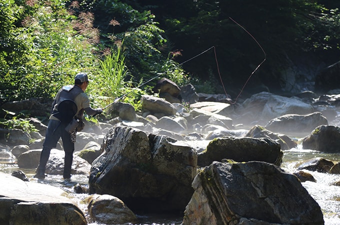 渓が徐々に狭くなり、落差も増してきた。これより前週に尺イワナが釣れた本命エリアに入る。