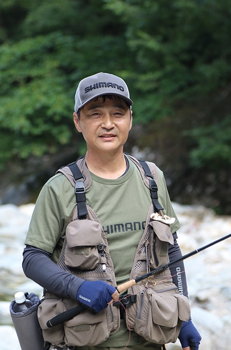 釣り人は埼玉県在住の大沢健治さん。お盆休みに大長谷川で尺イワナを釣り上げたとのこと。柳の下のドジョウはまだいるのだろうか。