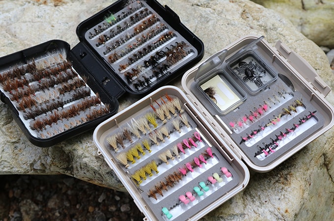 2つのケースに収納された大沢さんのオリジナル毛バリ。ベーシックな花笠毛バリや逆さ毛バリ、深ダナ狙いのビーズヘッド仕様、水面に浮くものなど様々なタイプを使い分ける。