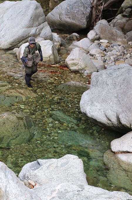 減水気味の久婦須川では苦戦を強いられた。平坦な流れでは釣り人の気配を悟られやすく、毛バリの見切りも早い。慎重なアプローチが要求される。